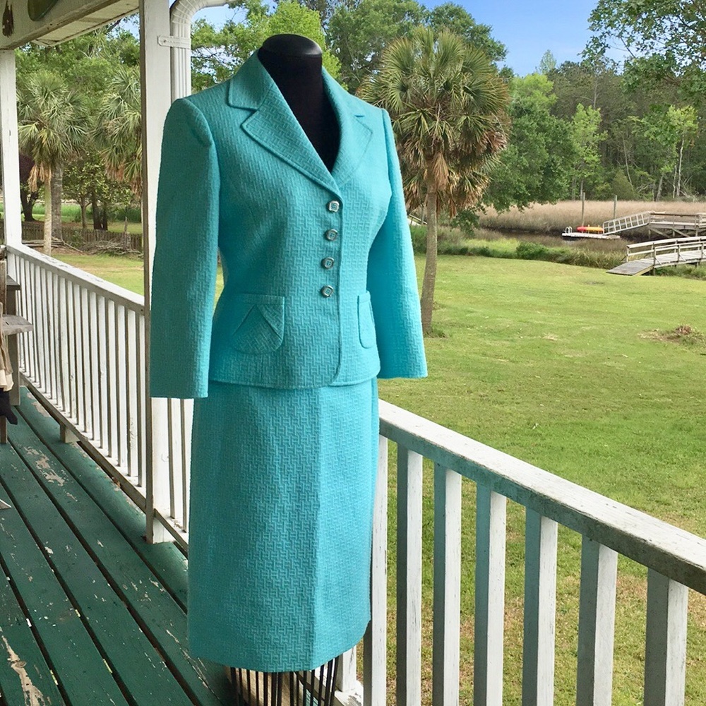 Tahari Summer Suit - so sharp 👗🌸🦋